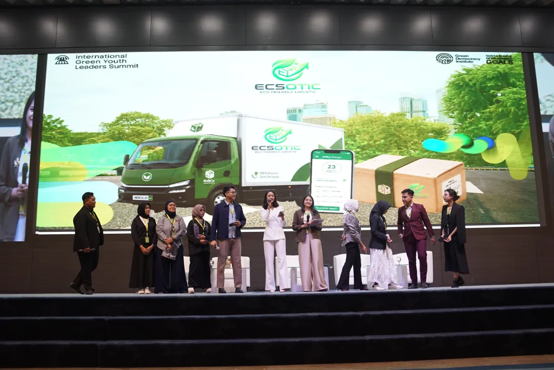 Tim finalis Green Champions di atas panggung International Green Youth Leaders Summit